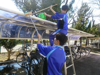 自転車置き場の屋根もきれいに！